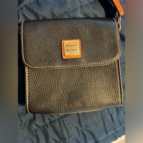 Dooney & Bourke crossbody - Picture 2 of 9